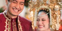 Hanggini resmi menikah dengan Lufthi, pernikahan pun berlangsung sakral dengan menggunakan adat Sumatera. Terlihat dari busana yang dikenakan keduanya. [@hanggini]