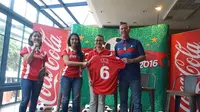Penyerahan Simbolis Jersey dan Bola untuk Peluncuran Coke Kicks 2016