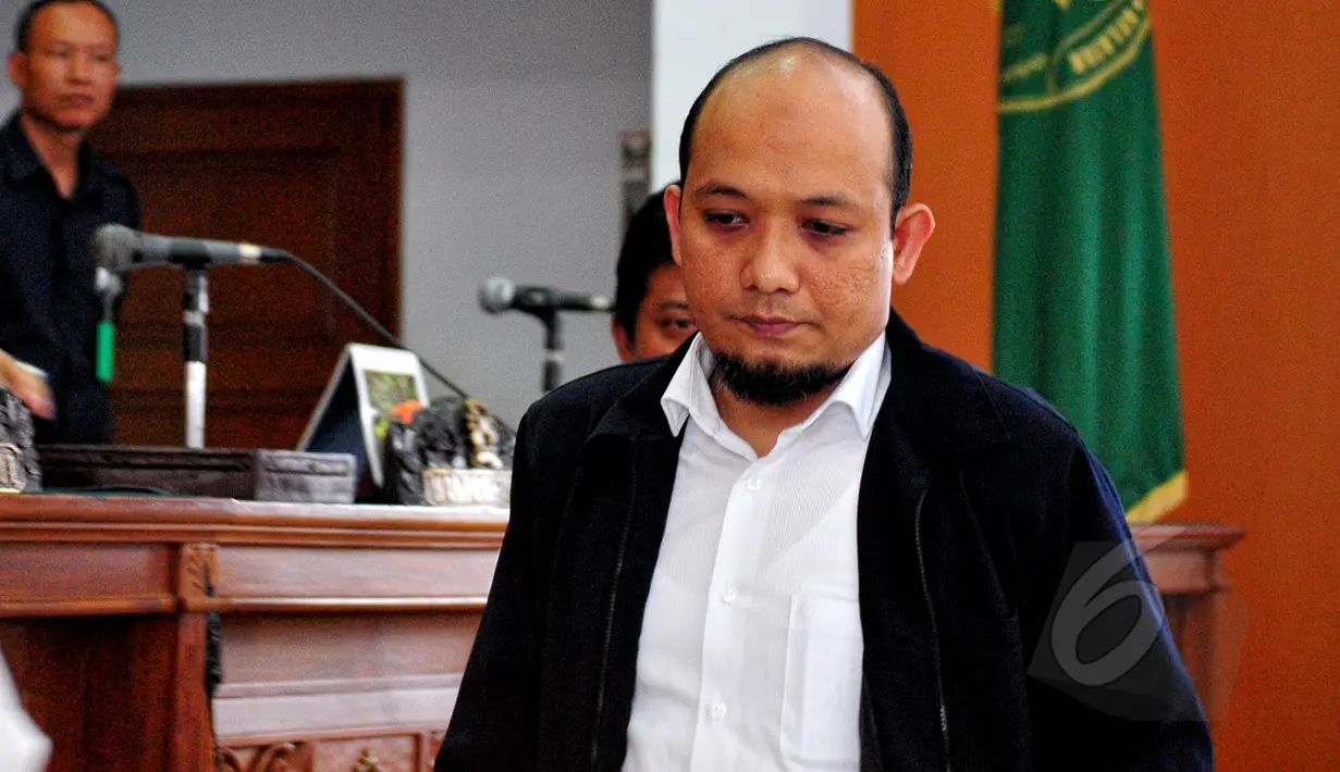 Novel Baswedan saat tiba untuk menjalani sidang praperadilan di PN Jakarta Selatan, Senin (25/5/2015). Sidang Novel ditunda hingga Jumat 29/5/ mendatang, karena tim kuasa hukum Polri tidak hadir. (Liputan6.com/Yoppy Renato)