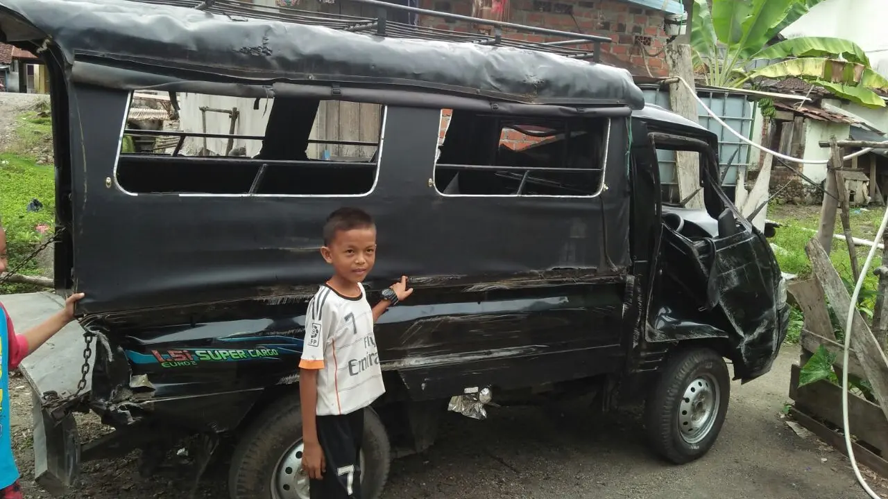 Berangkat Ujian Semester, 8 Siswa SMA Malah Ditabrak Truk Batubara