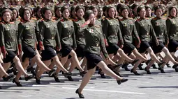 Pawai serdadu wanita dalam parade militer memperingati HUT ke-70 Korea Utara di Pyongyang, Korea Utara, Minggu (9/9). (AP Photo/Ng Han Guan)