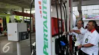 Pertamina mengklaim Pertalite memiliki keunggulan di sisi kualitas spesifikasi dan harga. Pertalite dengan kadar RON 90 lebih tinggi dari premium RON 88 tetapi harganya lebih rendah ketimbang Pertamax, Jakarta, Kamis (23/7/2015). (Liputan6.com/JohanTallo)