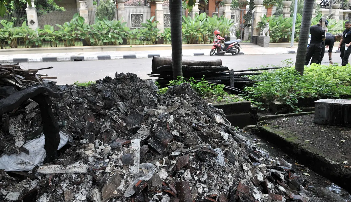 Petugas keamanan berjaga di depan rumah Ketua DPR RI Bambang Soesatyo, Jakarta, Senin (18/2). Sebanyak 11 mobil pemadam kebakaran dikerahkan untuk menjinakkan api. (Merdeka.com/Iqbal Nugroho)
