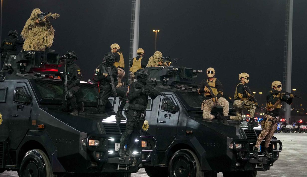 Para anggota pasukan khusus Saudi melakukan pertunjukan selama parade militer dalam persiapan pengamanan ibadah haji, di Mekah, Arab Saudi, Kamis 21 Mei 2026. (AP Photo/Altaf Qadri)