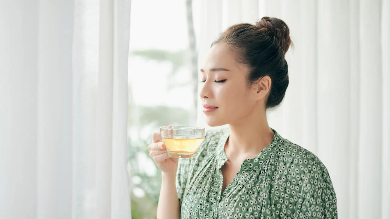 Ilustrasi Wanita Minum Minuman Sehat