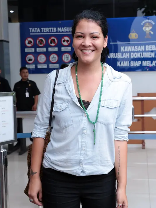 "Nina tuh mungkin seumur hidup nggak pernah punya barang, pas pertama ke rumah, dia tuh punya kursi yang baunya sampe busuk. Gua harap kalo dia visiting (ke rumah) dia tahu," tutur Melanie. (Deki Prayoga/Bintang.com)