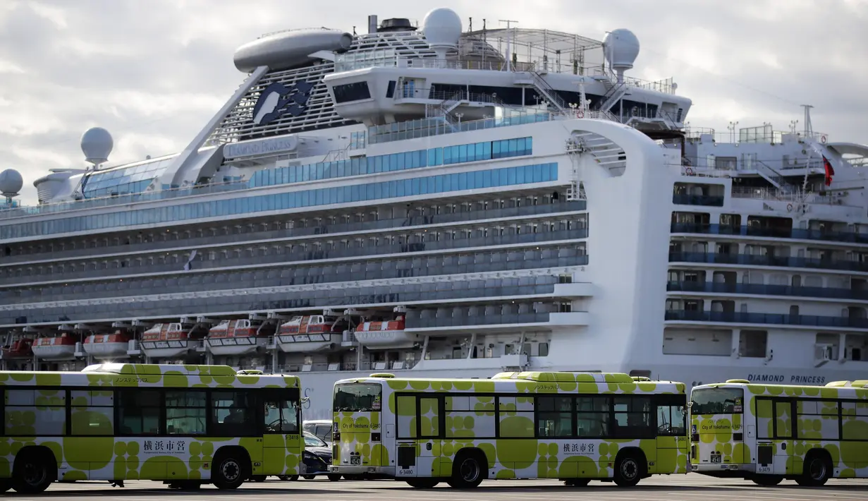 Bus-bus terparkir dekat kapal pesiar Diamond Princess yang dikarantina di sebuah pelabuhan di Yokohama, Jepang, Rabu (19/2/2020). Kedutaan Besar Republik Indonesia di Tokyo mengonfirmasi WNI yang terinfeksi virus corona (COVID-19) di kapal itu bertambah menjadi empat orang. (AP Photo/Jae C. Hong)