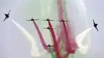 Pesawat jet AU Pakistan mendemonstrasikan penampilan aerobatik saat parade militer memperingati Hari Nasional Pakistan di Islamabad, Pakistan, Rabu (23/3/2022). Hari Nasional Pakistan menampilkan parade militer, unit tentara elite, dan persenjataan berteknologi tinggi. (AP Photo/Anjum Naveed)