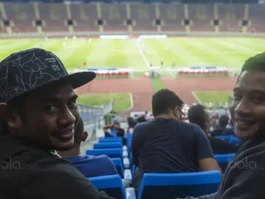 Pemain Timnas Indonesia, Evan Dimas bersama Ilham Udin Armaiyn, menonton laga Liga Premier Malaysia antara Felcra FC melawan PDRM di Stadion Shah Alam, Selangor, Jumat (2/2/2018). Kedua klub bermain imbang 1-1. (Bola.com/Vitalis Yogi Trisna)