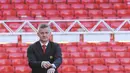 Ole Gunnar Solskjaer tiba di lapangan saat konferensi pers terkait penunjukkan dirinya menjadi pelatih permanen Manchester United di Stadion Old Trafford, Inggris, (28/3). Solskjaer berhasil membawa MU meraih 14 kemenangan, dua hasil imbang, dan menelan tiga kekalahan. (AP Photo/Rui Vieira)
