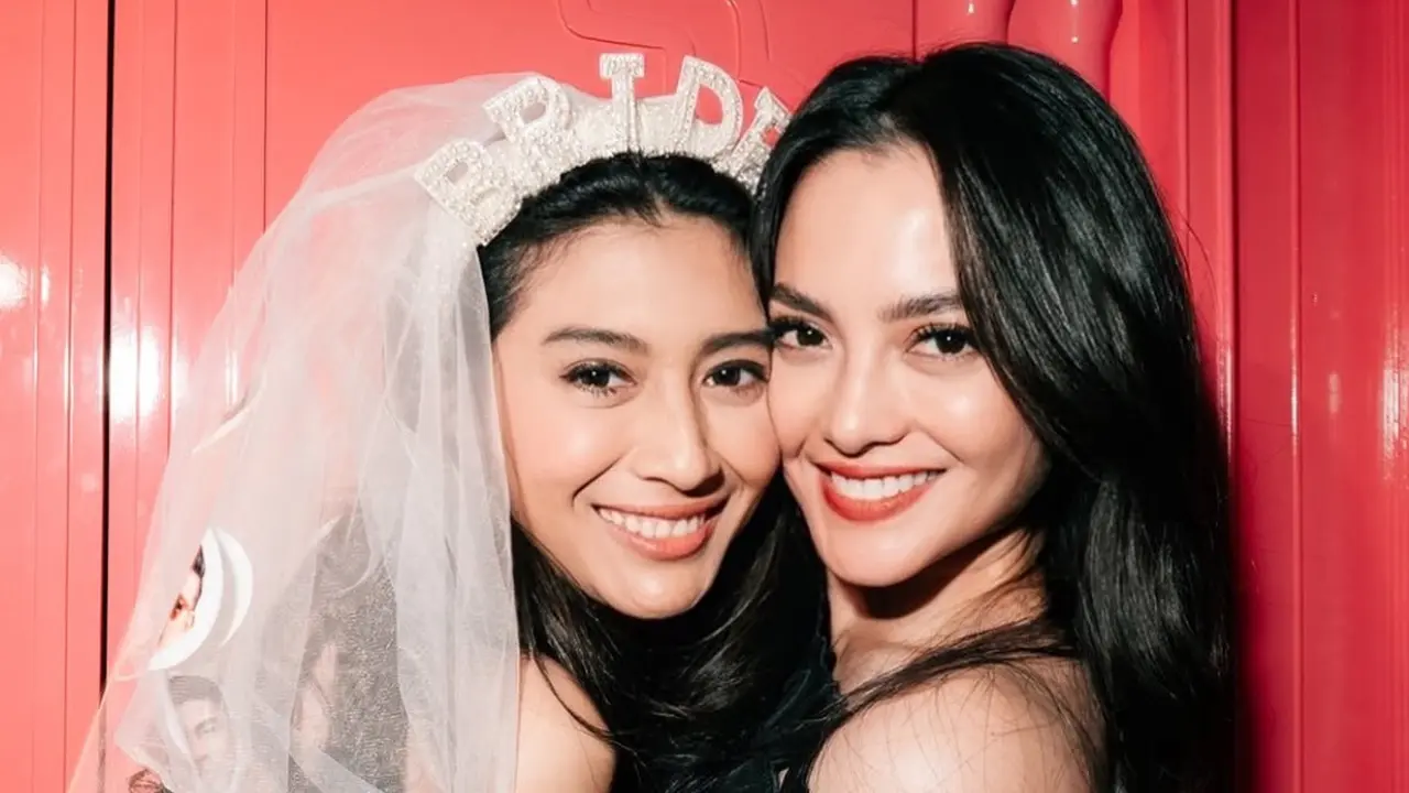 Ririn Ekawati Beri Kejutan Bridal Shower Fitrie Rachmadhina