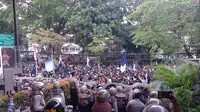 BRI Liga 1: Ribuan Bobotoh Kecewa Gagal Bertemu Manajemen Persib, Unjuk Rasa Sempat Diwarnai Kericuhan