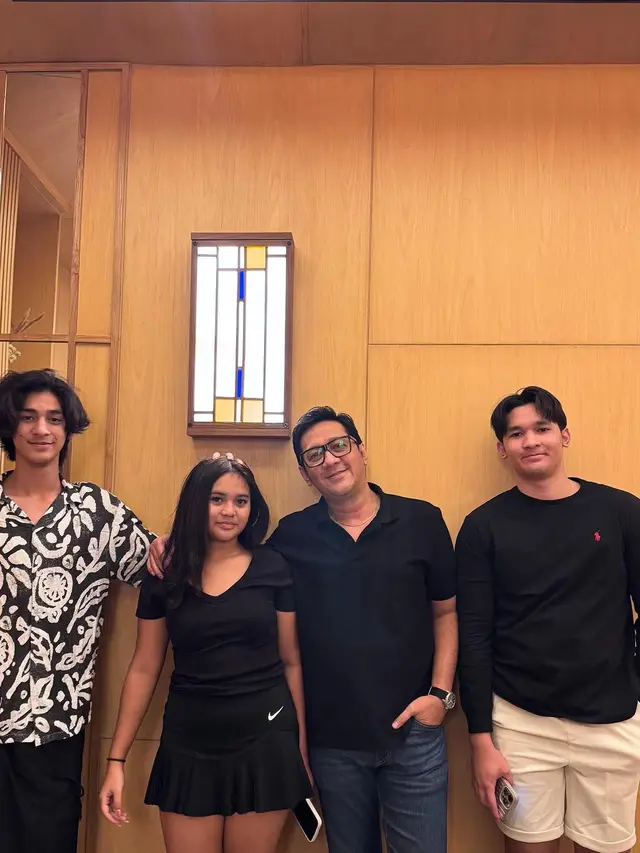 6 Potret Andre Taulany Buka Puasa Bareng Tiga Anaknya, Nikmati Makanan Jepang