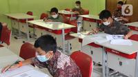 Murid perwakilan sekolah mengerjakan soal saat kegiatan Kompetisi Sains Nasional (KSN) seleksi Tingkat SD/ MI se-Kota Depok mata pelajaran IPA di SDN Kemirimuka 3, Depok, jawa Barat, Senin (22/3/2021). Pelaksanaan KSN tahun ini dilaksanakan secara tatap muka. (merdeka.com/Arie Basuki)