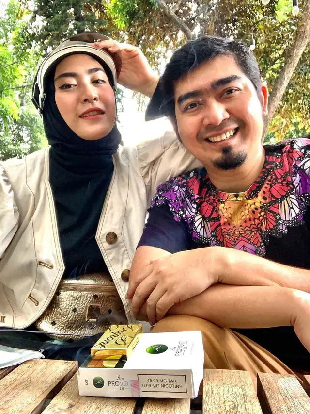 7 Potret Mesra Ustaz Solmed dan April Jasmine yang Jarang Tersorot