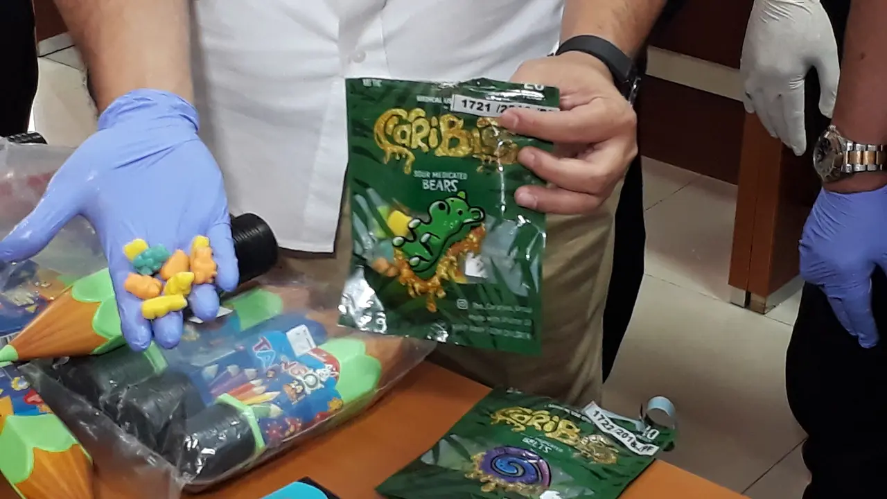 Permen jelly kiriman dari Amerika Serikat mengandung narkotika jenis ganja ini diamankan petugas Bea dan Cukai Bandara Internasional Soekarno Hatta.