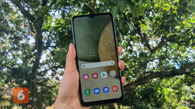 Tampilan depan Galaxy A12, smartphone Rp 2, jutaan terbaru Samsung dengan layar 6,5 inci dan dukungan RAM luas (Liputan6.com/ Agustin Setyo W)