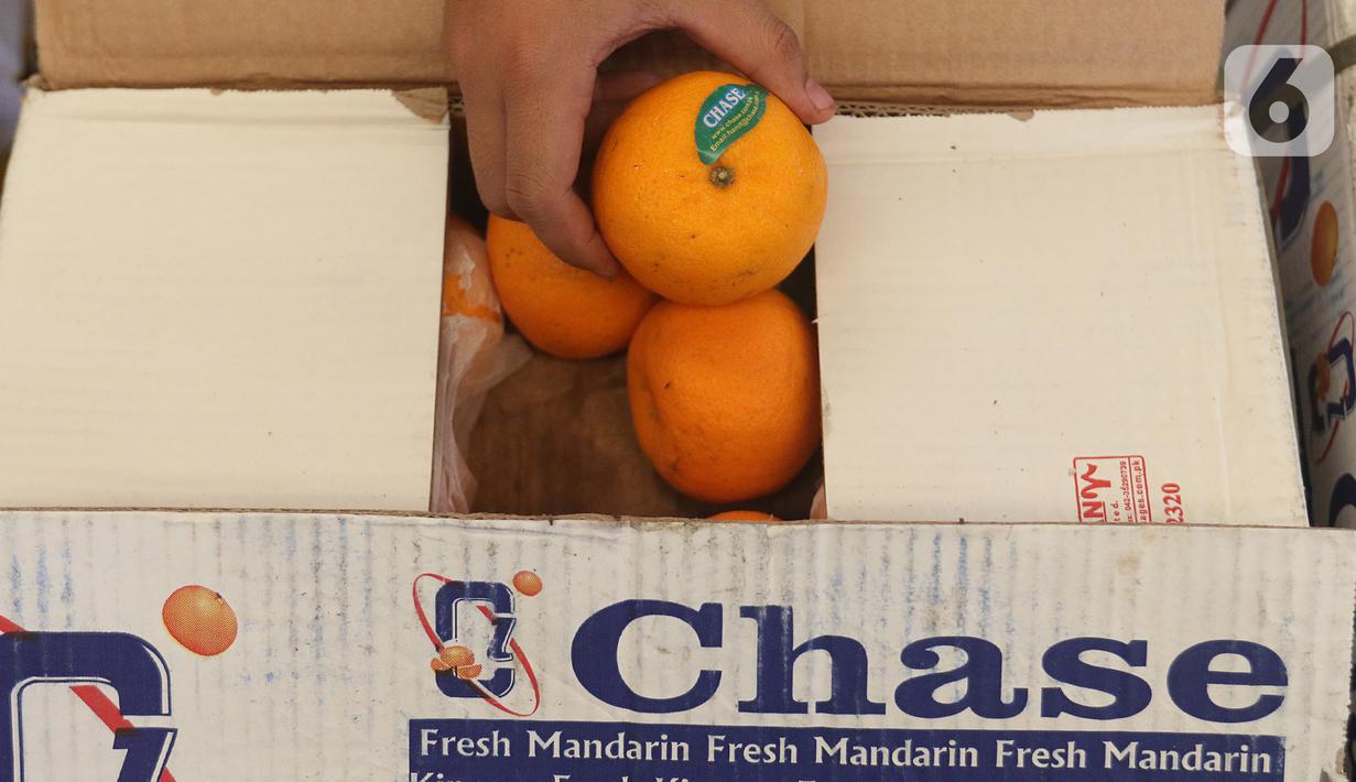 Aktivitas sentra buah di Pasar Induk Kramat Jati, Jakarta, Selasa (28/1/2020). Kementerian Pertanian memperketat pintu masuk impor beberapa jenis makanan termasuk buah-buahan dari daerah atau negara tertentu untuk mengantisipasi dan mencegah penyebaran virus corona. (Liputan6.com/Herman Zakharia)