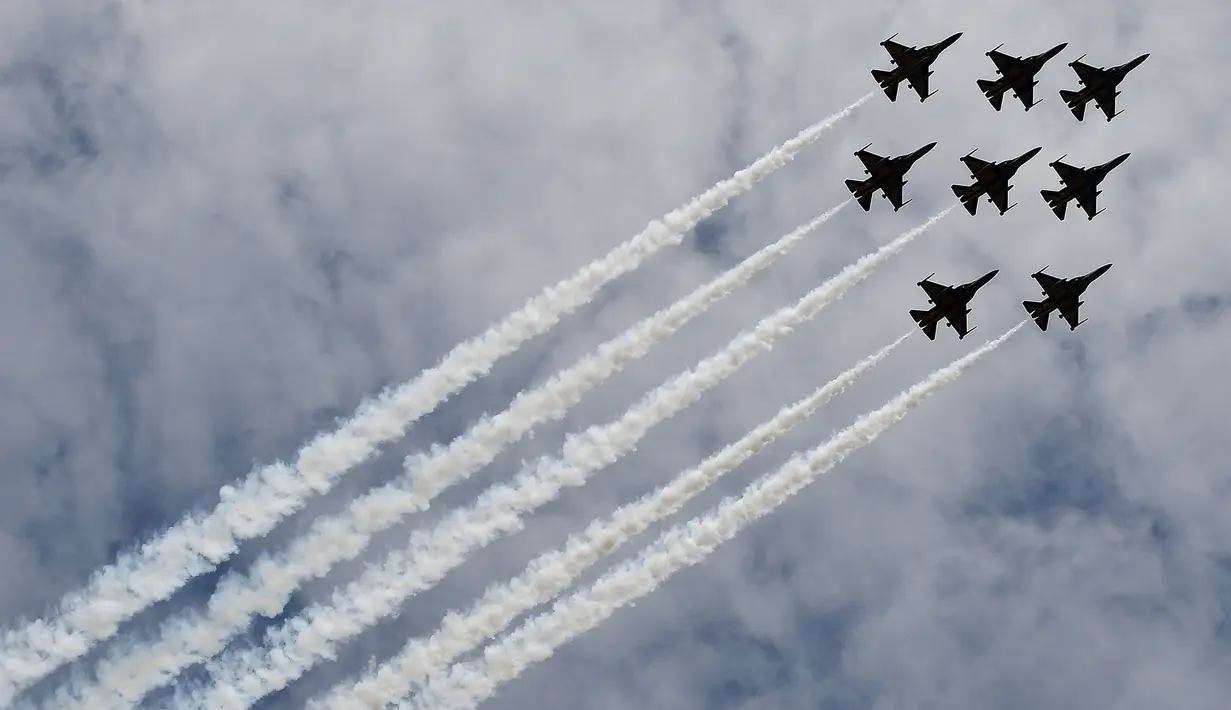 Tim Aerobatik angkatan udara Korea Selatan "Black Eagles" saat mengudara dalam Pameran Maritim dan Dirgantara Langkawi Internasional (LIMA) di Kuala Lumpur, Malaysia (29/3). (AFP Photo / Manan Vatsyayana)