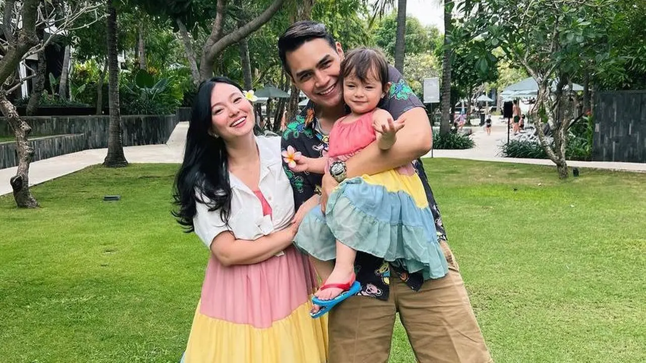 Potret Kompak Asmirandah dan Chloe Bergaya ala Cewek Kue dengan Dress Colorful