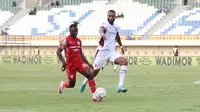 Pemain Persis Solo, Moussa Sidibe (kiri) mengusasai bola dibayangi pemain PSM Makassar, Yuran Fernandes pada laga matchday kedua Grup A Piala Presiden 2024 di Stadion Si Jalak Harupat, Soreang, Kabupaten Bandung, Senin (22/7/2024). (Bola.com/Abdul Aziz)