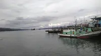 Kapal-kapal tertambat di dermaga milik sebuah perusahaan di Ambon.  (Muslim AR)