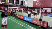 1. Ganda campuran Indonesia, Liliyana Natsir, memberikan pelatihan kepada sejumlah anak di GOR Turide Mataram, Minggu (10/2/2018), dalam kegiatan Djarum Badminton All Star dan Coaching Clinic. (Bola.com/Rizki Hidayat)