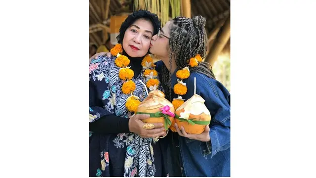 Beberapa waktu yang lalu, Depe mengajak sang ibu berlibur di Bali.