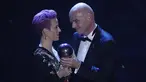 Penyerang Amerika Serikat, Megan Rapinoe menerima penghargaan pemain Wanita FIFA Terbaik 2019 dari presiden FIFA Gianni Infantino di teater La Scala Milan, Italia utara (23/9/2019). Rapinoe mengalahkan rekan setimnya di Timnas AS, Alex Morgan, serta pemain Inggris Lucy Bronze. (AP Photo/Antonio Cala