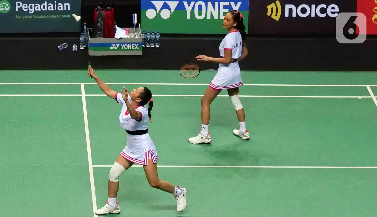 Hesti Purwadinata/Erika Carlina saat melawan Raisa/Anya Geraldine pada pertandingan ganda putri acara Vindes Sport bertajuk Tepok Bulu 2022 di Mahaka Square, Jakarta, Minggu (3/7/2022). Hesti Purwadinata/Erika Carlina mengalahkan Raisa/Anya Geraldine dua set langsung dengan skor 22-20 dan 21-15. (Liputan6.com/Herman Zakharia)