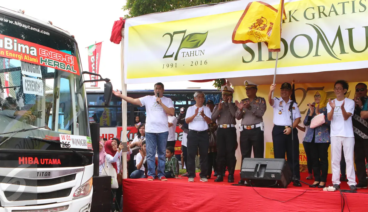 Dirjen Perhubungan Darat Kemenhub Pudji Hartanto melepas keberangkatan 186 bus mudik gratis Sido Muncul di kawasan TMII, Jakarta, Jumat (7/1). Mudik gratis yang ke-27 ini memberangkatkan sebanyak 16 ribu pedagang jamu. (Liputan6.com/Fery Pradolo)