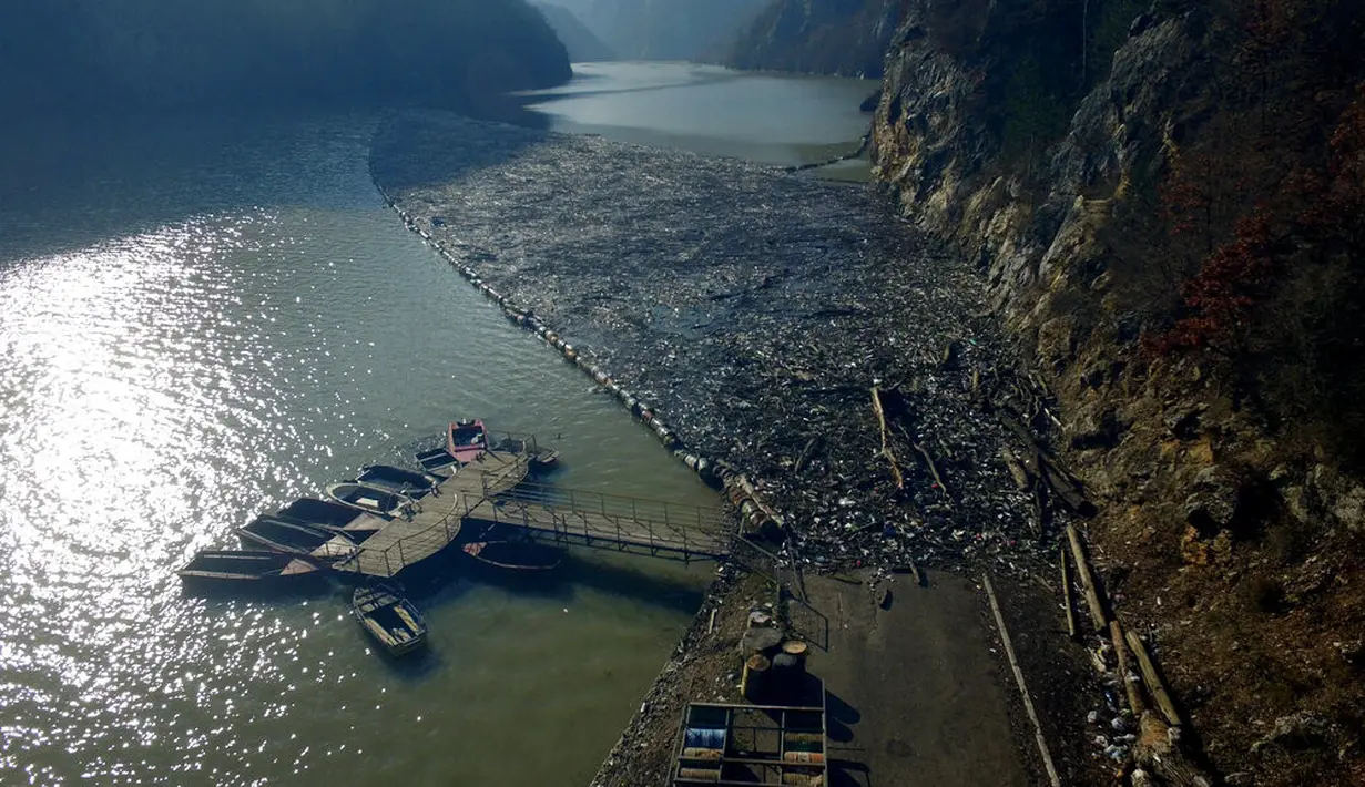 Foto dari udara memperlihatkan hamparan sampah menyumbat Sungai Drina dekat Kota Visegrad, Bosnia, Selasa (5/1/2021). Negara-negara Balkan memiliki pengelolaan limbah yang buruk dan berton-ton sampah secara rutin berakhir di sungai. (AP Photo/Eldar Emric)
