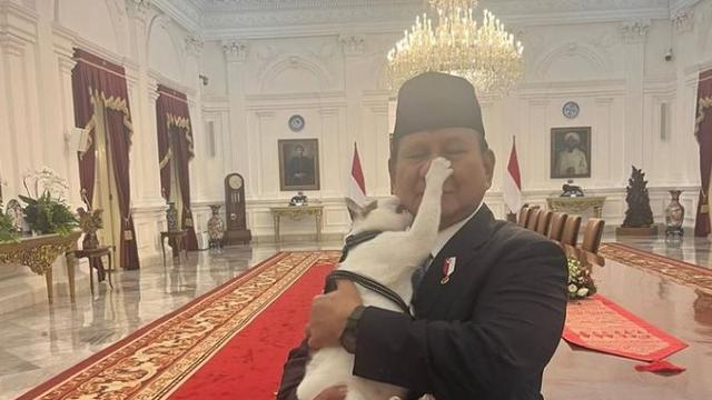 Prabowo Unggah Foto Gendong Bobby Kertanegara di Istana Negara, Tangannya Nyaris Cakar Hidung Sang Presiden