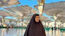 Saat berada di Madinah, Titi Kamal mengenakan gamis  dua warna yakni biru muda-putih yang dipadukan khimar warna hitam. [@titi_kamall]