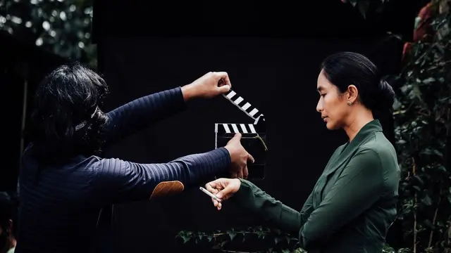 Adu Akting, Ini 6 Potret Happy Salma dan Laura Basuki di Film Before, Now & Then