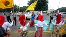 Sejumlah polisi menjaga aksi unjuk rasa puluhan wanita cantik dari Pergerakan Mahasiswa Islam Indonesia Puteri, di depan Istana Merdeka, Jakarta, Senin (1/6/2015). Aksi tersebut untuk memperingati Hari Lahir Pancasila. (Liputan6.com/Faizal Fanani)