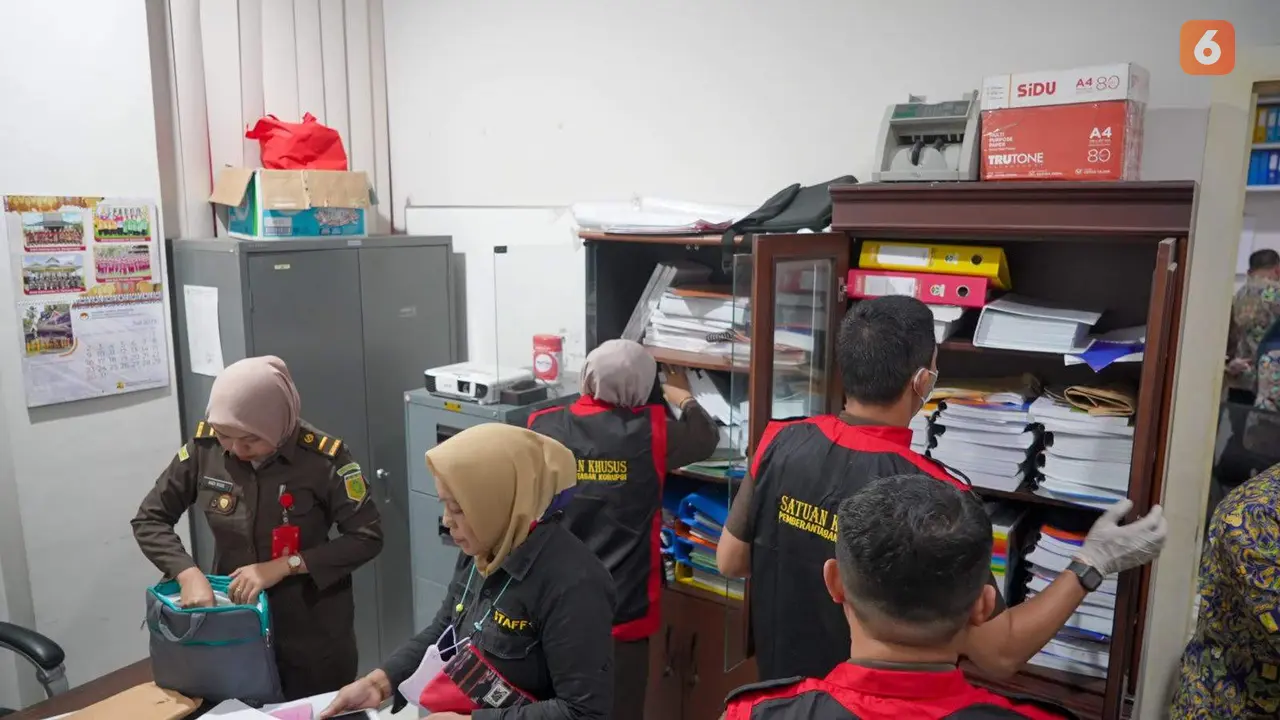 Tim Kejati Sulsel menggeledah Kantor BBWSJ Pompengan terkait kasus korupsi Bendungan Paselloreng, Kabupaten Wajo, Sulsel.