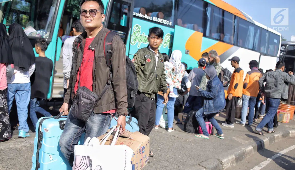 Penumpang turun dari bus Antar Kota Antar Provinsi (AKAP) di Terminal Kampung Rambutan, Jakarta, Selasa (19/6). Terdapat 691 bus kedatangan hingga siang ini. (Liputan6.com/Faizal Fanani)