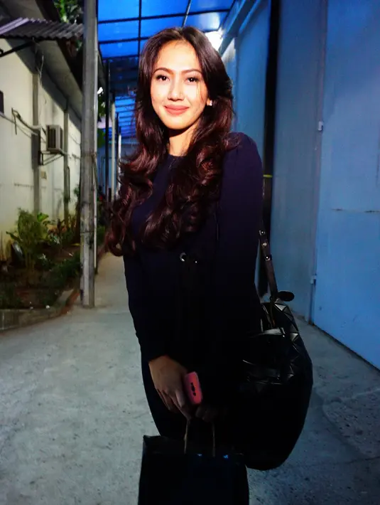 Pola makan yang tak teratur selama di tahanan juga menjadikan bobot tubuh Aa Gatot juga menurun. Berbeda saat dirumah yang sangat menjaga pola makan terkait penyakit yang dideritanya. (Nurwahyunan/Bintang.com)