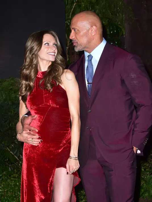 Dwayne Johnson dan Lauren Hashian saling bertatapan saat menghadiri pemutaran perdana film buatan Columbia Pictures "Jumanji: Welcome To The Jungle" di Hollywood, California (11/12). (AFP Photo/Christopher Polk)