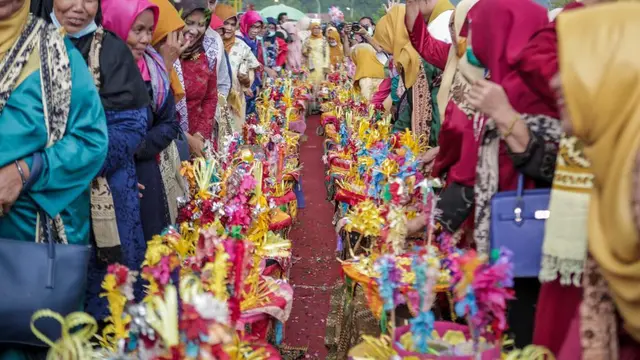 Prosesi Balimau di Sumatera Barat menyambut datangnya Ramadan. (Photo by Yuka Fainka/Xinhua)