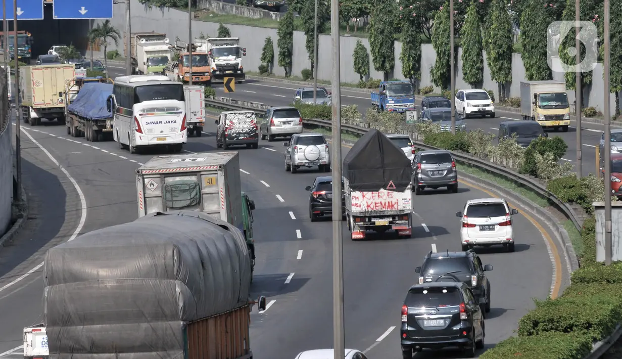 Sejumlah kendaraan melintasi ruas Tol Jagorawi, Jakarta, Rabu (22/4/2020). Pemerintah resmi memberlakukan larangan mudik mulai 24 April 2020 sebagai tindakan pencegahan penyebaran virus corona COVID-19 dengan membatasi kendaraan yang melewati jalan tol. (merdeka.com/Iqbal S. Nugroho)
