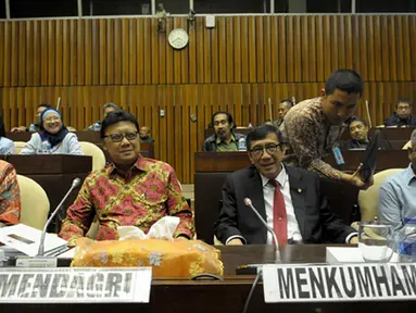 Menteri Dalam Negeri Tjahjo Kumolo (kiri) dan Menteri Hukum dan HAM Yasona Laoly (kanan) mengikuti rapat dengan Komisi II DPR di Gedung Nusantara, Kompleks Parlemen Senayan, Jakarta, Senin (19/1/2015). (Liputan6.com/Andrian M Tunay)