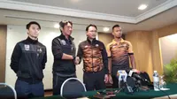 Asisten Pelatih Thailand, Issara Sritaro (dua dari kiri), bersalaman dengan Pelatih Malaysia, Ong Kim Swee, pada konferensi pers jelang final sepak bola SEA Games 2017 di Hotel Hilton, Selangor, Senin (28/8/2017). (Liputan6.com/Cakrayuri Nuralam)