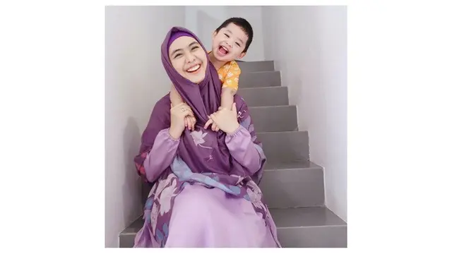 Hamil Anak Ke-4, Ini 7 Potret Seru Oki Setiana Dewi dengan Buah Hatinya