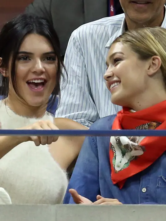 Seperti salah satu foto ini, Kendall dan Gigi Hadid sedang asyik menonton pertandingan Baseball. (AFP/Bintang.com)