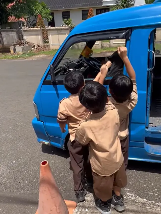 Ashanty dan Meisya Siregar temani anak-anaknya naik angkutan kota. [Foto: Instagram/meisya_siregar]