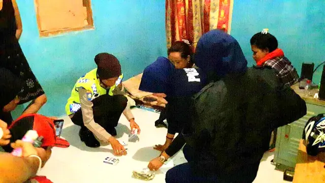 Tawa Riang 3 Emak-Emak Mendadak Terhenti Saat Berjudi