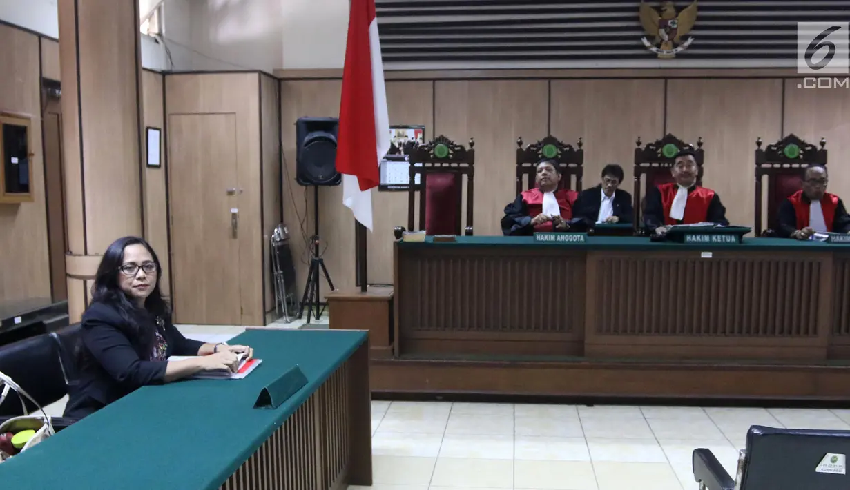 Suasana sidang cerai mantan gubernur DKI Jakarta Basuki Tjahaja Purnama atau Ahok dengan Veronica Tan di PN Jakarta Utara, Rabu (21/3). Pengacara Ahok, Josefina Agatha Syukur menyerahkan 17 lembar berkas kesimpulan ke hakim. (Liputan6.com/Arya Manggala)