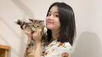 Beberapa waktu terakhir, Kayess sedang menjadi pusat perhatian. Ia baru saja menjadi bintang tamu podcast Deddy Corbuzier bersama Babyla. Setelah tenar, potret keseharian Kayess curi perhatian. Seperti saat brand ambassador ONIC bermain dengan kucing peliharaan. (Liputan6.com/IG/@ewkharis)